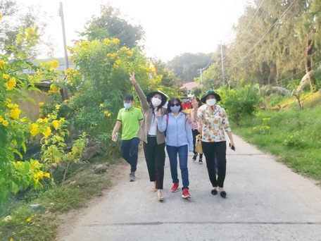Chúng tôi đi trong niềm vui trên con đường nông thôn mới xã Tiên Hải.