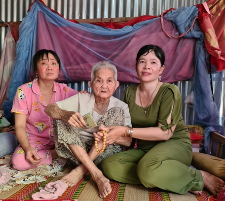 Bà Ba được các nhà hảo tâm giúp đỡ thông qua Báo Vĩnh Long và được chị Linh (bên trái), chị Đẹp chăm sóc như người thân.