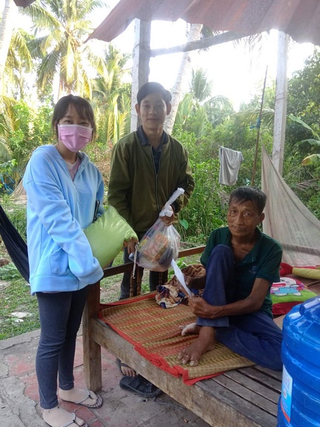 Nhóm viên gạch nhỏ tặng quà tết cho người neo đơn ở Mang Thít, trẻ mồ côi ở Tam Bình từ nguồn thu nhặt chai nhựa bán phế liệu, nuôi heo đất.