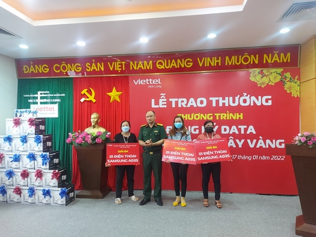 Viettel là doanh nghiệp Việt Nam duy nhất có thương hiệu vào top 500 toàn cầu.  Trong ảnh, Viettel Vĩnh Long trao thưởng chương trình đăng ký Data, trúng ngay cây vàng.