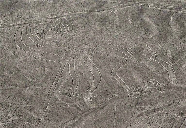 Đường vẽ Nazca (Peru): có hàng trăm hình vẽ với các kích thước và mức độ phức tạp khác nhau, trong đó, các hình lớn nhất có chiều ngang hơn 200m. Những đường vẽ này có thể nhìn thấy rõ nhất từ máy bay hoặc từ các chân đồi xung quanh. Một trong số các giả thuyết cho rằng, người Nazca đã tạo ra chúng để được các vị thần chú ý đến.
