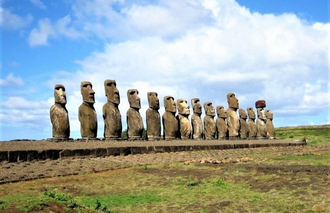 Tượng Moai (đảo Ester): tượng người được người Rapa Nui chạm khắc từ đá từ nguyên khối vào những năm 1250-1500. Hầu hết tất cả các tượng Moai đều có đầu rất lớn, bằng 3/8 kích thước của toàn bộ bức tượng. Bức tượng Moai to nhất nặng 75 tấn nhưng người Rapa Nui đã có thể di chuyển những bức tượng này quanh đảo. Vẫn chưa rõ họ làm việc đó bằng cách nào.