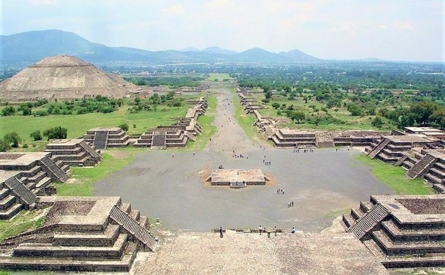 Teotihuacan (Mexico): là một địa điểm khảo cổ gần Thành phố Mexico. Đó là một trung tâm đô thị khổng lồ và là nơi sinh sống của khoảng 100.000 người. Thành phố đã bị đổ nát khoảng 1.400 năm trước và sau đó người Aztec tiếp quản. Tên hiện đại do người Aztec đặt và có nghĩa là “nơi các vị thần được tạo ra” mặc dù không biết ai là người xây dựng. Teotihuacan là nơi có Kim tự tháp Mặt trời - một trong những kim tự tháp tuyệt vời nhất trên thế giới.