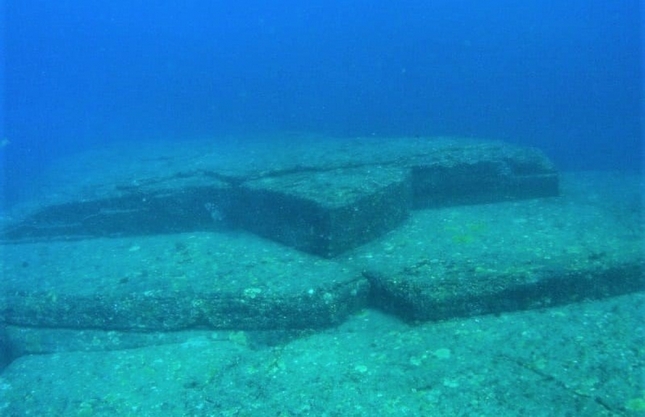 Đài tưởng niệm Yonaguni (Nhật Bản): được phát hiện vào năm 1987, khối đá dưới nước này nằm ngoài khơi bờ biển Yonaguni và được biết đến nhiều nhất ở Nhật Bản với tên gọi “Di tích tàu ngầm Yonaguni”. Một cuộc tranh luận đang diễn ra liệu công trình này, cụ thể là nền tảng hình ngôi sao, một bức tường thẳng 10 m, một cột đá cao 7 m, và nhiều thứ khác nữa, là tự nhiên hay nhân tạo. Không biết ai đã xây dựng các cấu trúc này và vào thời gian nào.