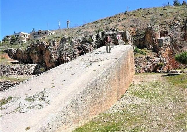 Baalbek (Lebanon): là nơi tọa lạc của ngôi đền La Mã lớn nhất từng được xây dựng. Sau đó nó đã bị đế chế Byzantine phá hủy, nhưng trong số những tàn tích của nó, người ta tìm thấy Hòn đá “người phụ nữ mang thai” (còn được gọi là Hòn đá Phương Nam) - một trong những khối đá granit nguyên khối lớn nhất từng được khai thác - nặng 1.000 tấn. Một tảng đá tương tự thứ hai nằm gần đó còn nặng hơn - 1.242 tấn. Không rõ những khối đá đó được vận chuyển như thế nào và tại sao người La Mã lại có được chúng ở Baalbek./.