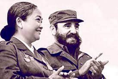 Nữ tướng Nguyễn Thị Định trong lần tiếp Chủ tịch Cuba FhidenCastro sang thăm Việt Nam ở chiến trường Quảng Trị. Ảnh: Internet