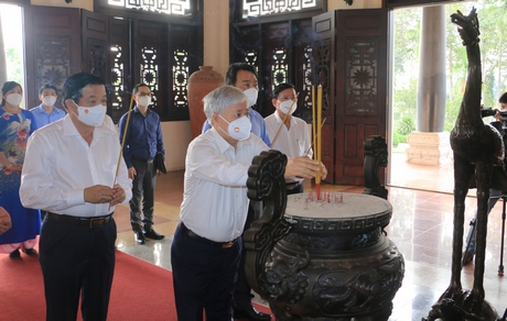 Chủ tịch Ủy ban Trung ương MTTQ Việt Nam Đỗ Văn Chiến và đoàn dâng hương tại Khu tưởng niệm Chủ tịch HĐBT Phạm Hùng.