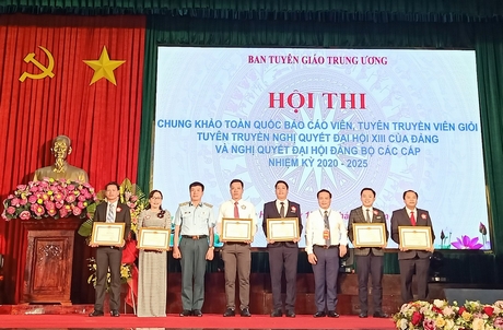 Thí sinh Lâm Đặng Hồng Sơn (bìa phải) đạt giải Ba.