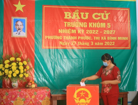 Người dân bỏ phiếu tại Khóm 5 (phường Thành Phước).