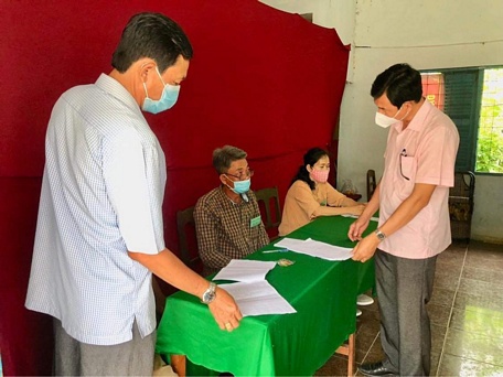 Đoàn kiểm tra của Sở Nội vụ kiểm tra tình hình bầu cử tại xã Thạnh Quới (Long Hồ).