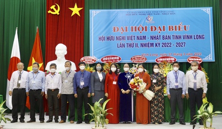 Phó Chủ tịch UBND tỉnh- Nguyễn Thị Quyên Thanh chúc mừng Ban Chấp hành nhiệm kỳ mới.