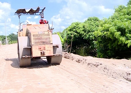 Sau khi các hộ dân đồng ý hiến đất với phương châm “Nhà nước và nhân dân cùng làm”, công trình đang được khẩn trương thi công.