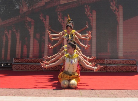 Điệu múa Apsara của Đoàn nghệ thuật Khmer tỉnh Sóc Trăng, các động tác uyển chuyển với trang phục lấp lánh, sang trọng.