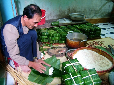 Bánh chưng là một loại bánh truyền thống của dân tộc Việt nhằm thể hiện lòng biết ơn của con cháu đối với cha ông và đất trời xứ sở. Nguyên liệu làm bánh chưng gồm gạo nếp, đậu xanh, thịt heo, lá dong và bánh thường được làm vào dịp Tết, giỗ Tổ Hùng Vương.