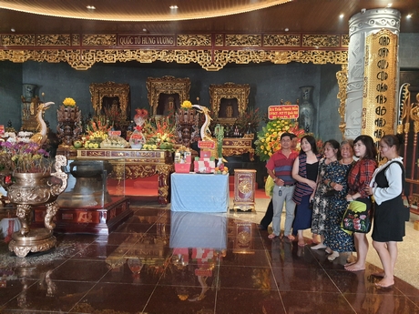 Người dân khắp nơi đến tham quan, dâng hương Đền thờ Vua Hùng tại TP Cần Thơ.