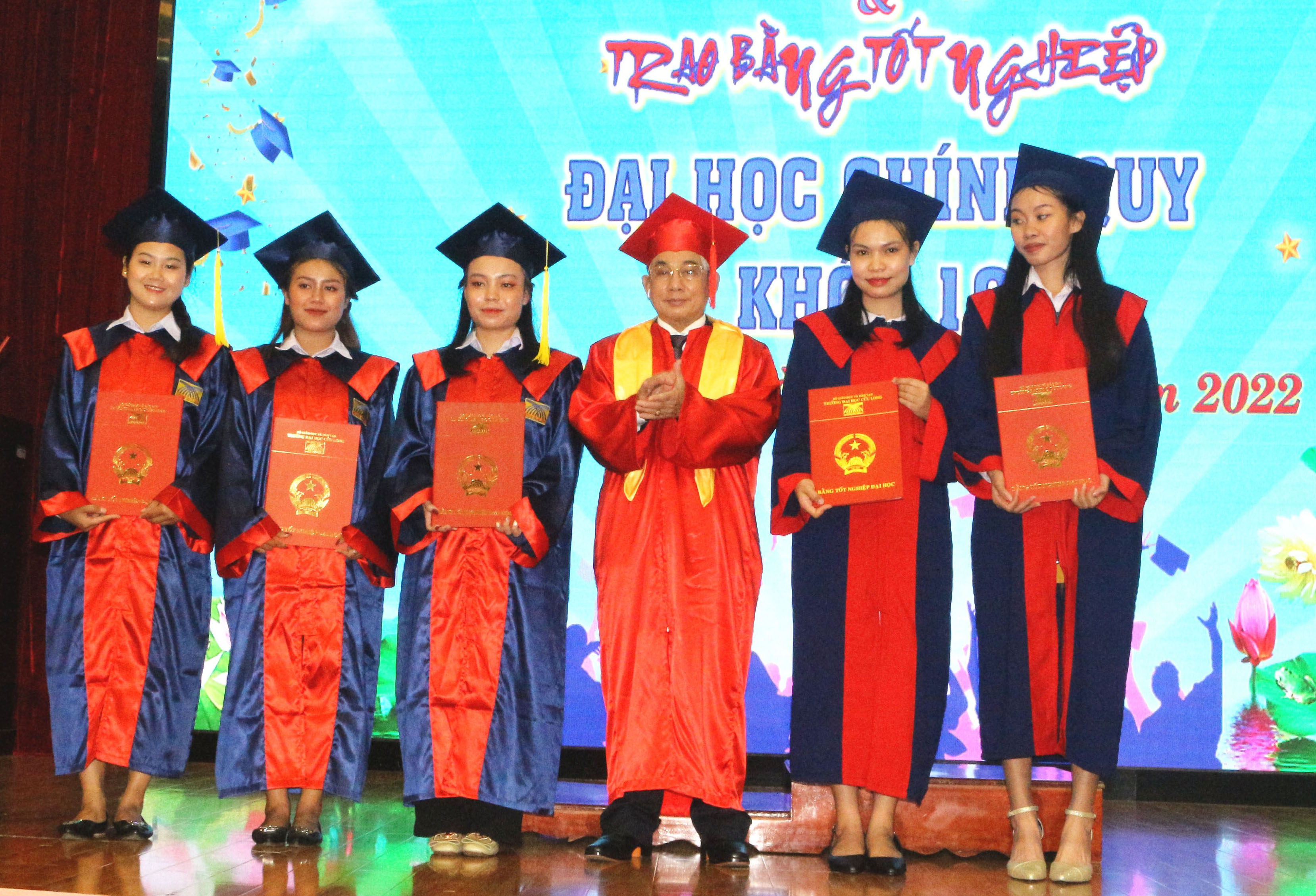 PGS.TS. Lương Minh Cừ- Hiệu trưởng Trường ĐH Cửu Long trao bằng tốt nghiệp cho sinh viên.
