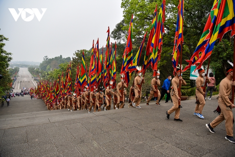 Đoàn gồm 100 con cháu Lạc Hồng rước cờ Hội, đội nhạc hành lễ và đoàn kiệu rước lễ vật.