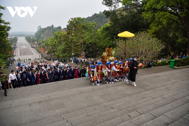 Đoàn đại biểu hành lễ từ chân núi Nghĩa Lĩnh lên đền Thượng.