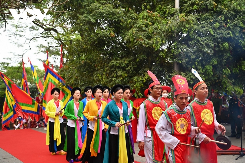 Đoàn tập kết tại khu vực đền Thượng để làm lễ dâng hương.