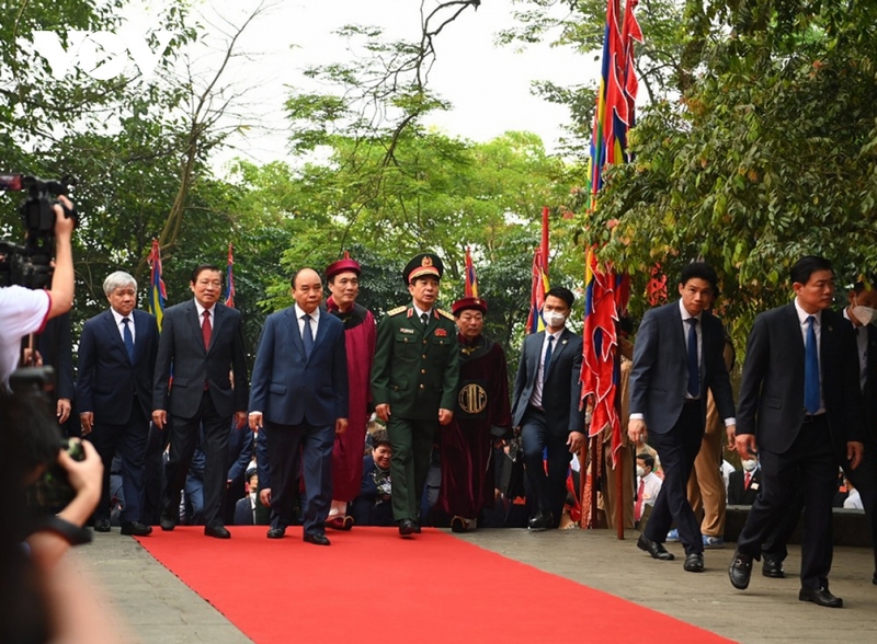 Chủ tịch nước Nguyễn Xuân Phúc, các vị lãnh đạo Đảng, Nhà nước, tỉnh Phú Thọ và các địa phương… đã thành kính dâng hương, hoa, lễ vật tưởng nhớ, tri ân công đức của các Vua Hùng.