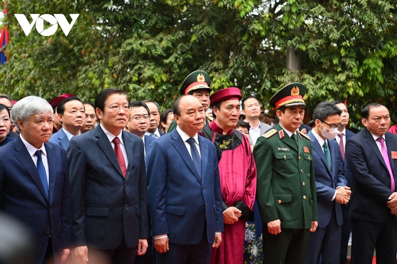 Chủ tịch nước Nguyễn Xuân Phúc, các vị lãnh đạo Đảng, Nhà nước, tỉnh Phú Thọ và các địa phương… đã thành kính dâng hương, hoa, lễ vật tưởng nhớ, tri ân công đức của các Vua Hùng.