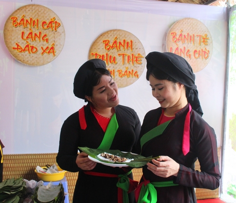 Nghệ nhân Nguyễn Thị Ngà và Nguyễn Thị Nha (Bắc Ninh), giới thiệu bánh tẻ làng Chờ.