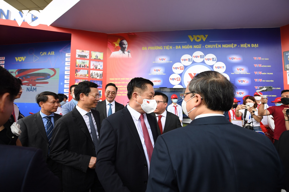 Các đại biểu tham quan gian trưng bày của Đài Tiếng nói Việt Nam.