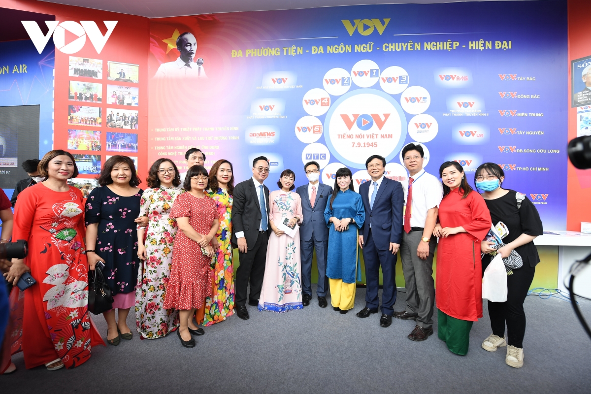 Phó Thủ tướng Vũ Đức Đam tham quan gian trưng bày, chụp ảnh lưu niệm cùng lãnh đạo, phóng viên, biên tập viên Đài Tiếng nói Việt Nam.
