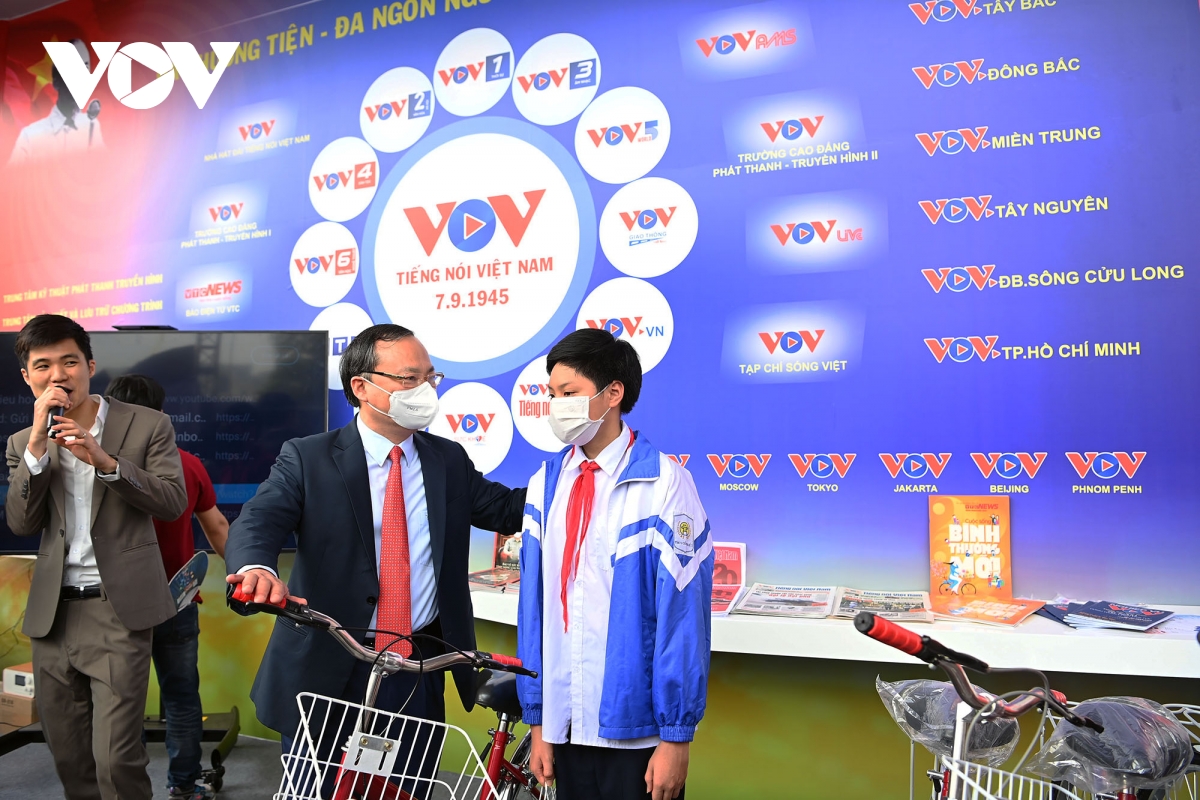 Sáng nay, tại gian trưng bày của Đài Tiếng nói Việt Nam, còn diễn ra nhiều hoạt động ý nghĩa như tặng xe đạp cho học sinh nghèo, giao lưu văn nghệ. 