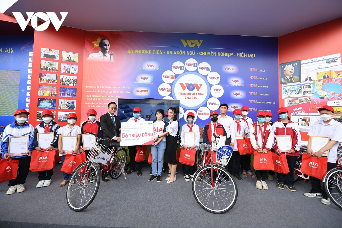 Ủy viên Trung ương Đảng, Tổng Giám đốc Đài Tiếng nói Việt Nam Đỗ Tiến Sỹ tặng xe đạp, động viên các học sinh nghèo vượt khó. 