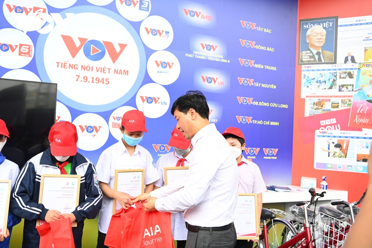 Phó Tổng Giám đốc VOV Ngô Minh Hiển trao quà, động viên các học sinh nghèo vượt khó.