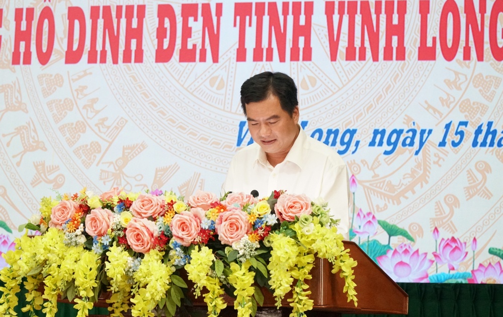 Phó Chánh Văn phòng Tỉnh ủy Vĩnh Long- Lưu Nhất Linh trình bày tham luận 