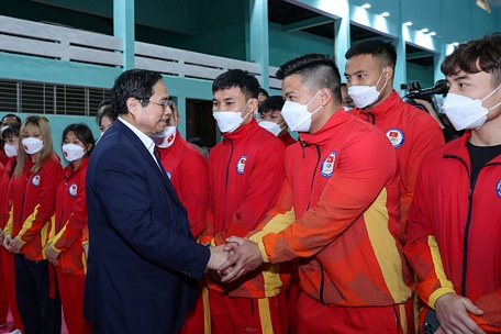 Thủ tướng thăm hỏi, động viên các vận động viên đang tập luyện tại Trung tâm Huấn luyện thể thao quốc gia Hà Nội - Ảnh: VGP/Nhật Bắc