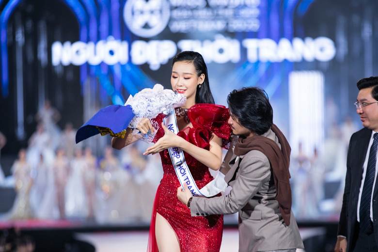Và cô gái xuất sắc đạt danh hiệu Người đẹp thời trang là Lê Nguyễn Bảo Ngọc – 556.