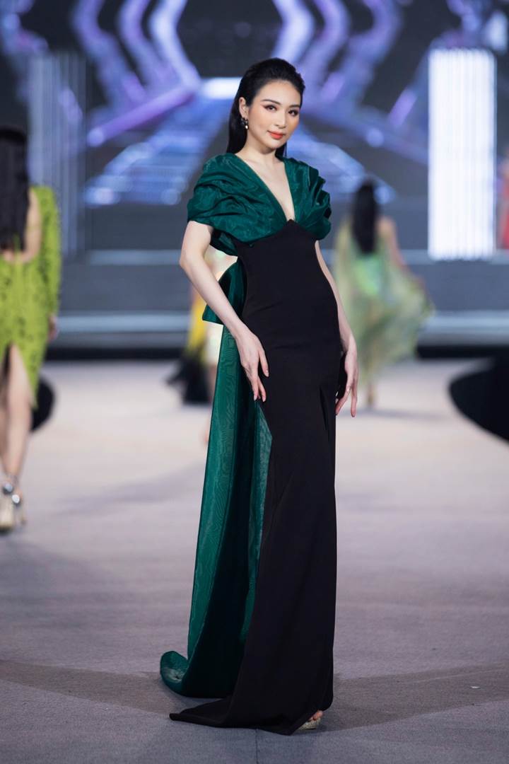 Từ những cô gái chưa quen đi giày cao gót, các thí sinh của Miss World Việt Nam 2022 đã có sự thay đổi bất ngờ khi tự tin sải bước trên sàn runway dài 40m trước hàng nghìn khán giả.