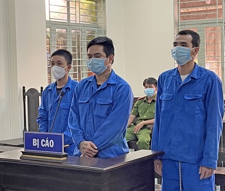 Các bị cáo Phương, Khoa, Nghĩa (từ phải sang trái) tại phiên tòa sơ thẩm sáng 13/4/2022.