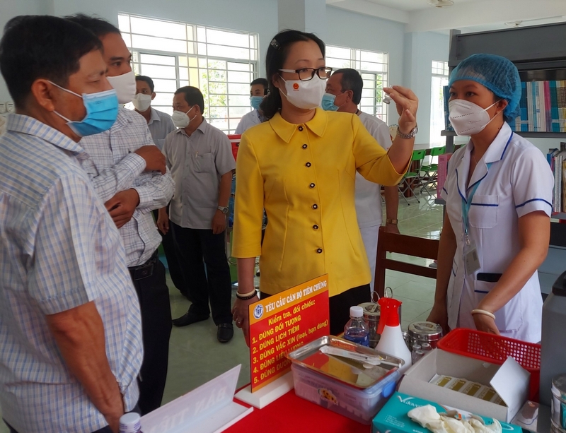 Phó Chủ tịch UBND tỉnh- Nguyễn Thị Quyên Thanh cùng lãnh đạo ngành y tế, giáo dục- đào tạo trực tiếp giám sát công tác tiêm chủng tại Trường  THCS Thị trấn Vũng Liêm.