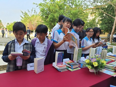  Các hoạt động trưng bày, giao lưu chia sẻ về sách thường xuyên được tổ chức ở trường học.