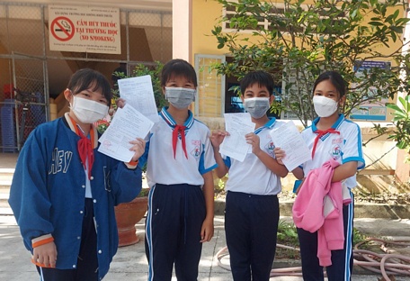 Niềm vui hoàn thành mũi tiêm đầu tiên của nhóm học sinh Trường THCS Mỹ An- Mang Thít.