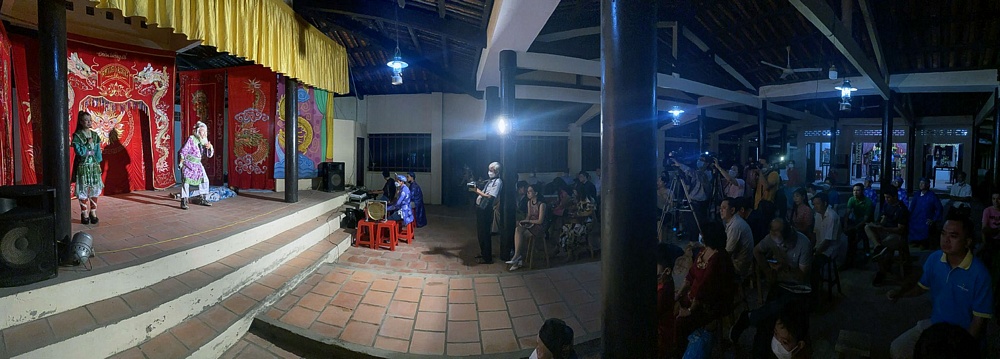 Đoàn xem biểu diễn hát bội tại Đình An Thành (xã An Bình- Long Hồ). Hát bội được hướng đến xây dựng là sản phẩm du lịch đặc thù của Vĩnh Long.