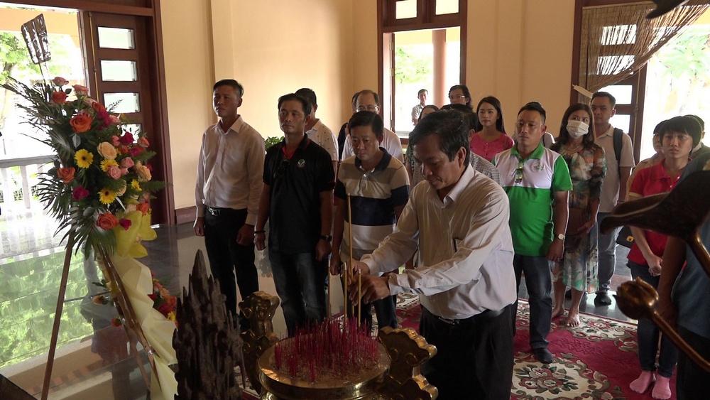 Đoàn đến tham quan và thắp hương tại Khu lưu niệm Thủ tướng Võ Văn Kiệt (huyện Vũng Liêm).