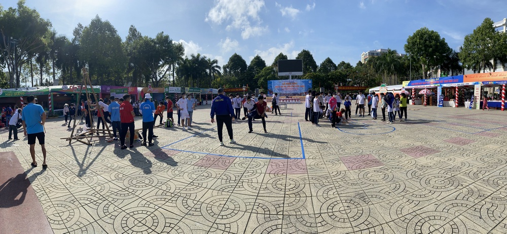 Hòa mình vào chuỗi Ngày hội Du lịch tỉnh Vĩnh Long là các trò chơi dân gian diễn ra tại Quảng trường TP Vĩnh Long.