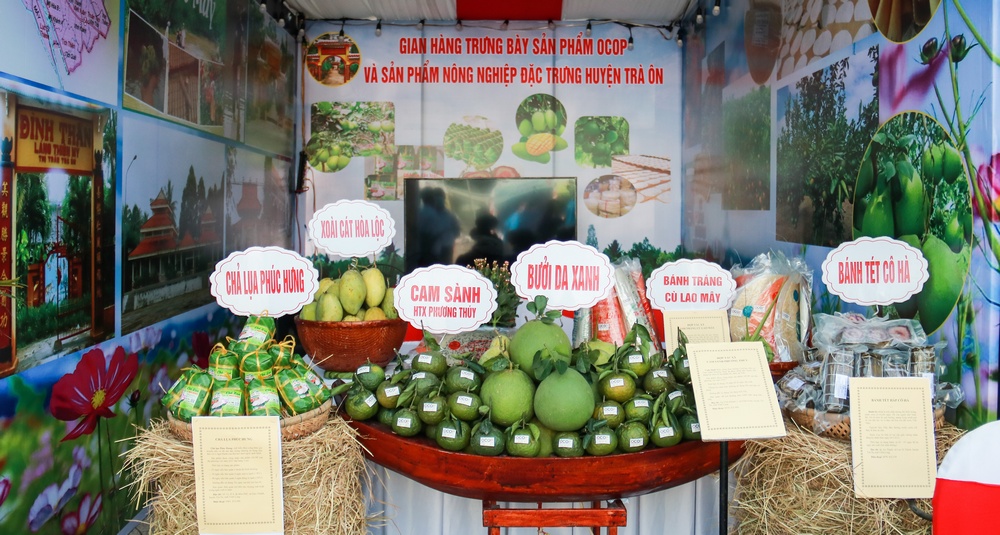 Hơn 60 gian hàng đến từ nhiều tỉnh- thành ĐBSCL tham gia trưng bày sản phẩm du lịch, sản phẩm nông nghiệp đặc trưng để giới thiệu du khách tham quan.