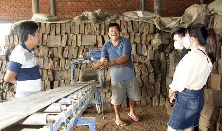 Du khách tham quan làng nghề gạch ở kinh Thầy Cai (Mang Thít). Ảnh: Tấn Phong