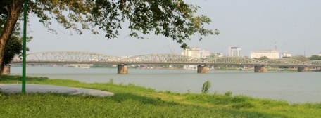 Cầu Trường Tiền bên dòng sông Hương.