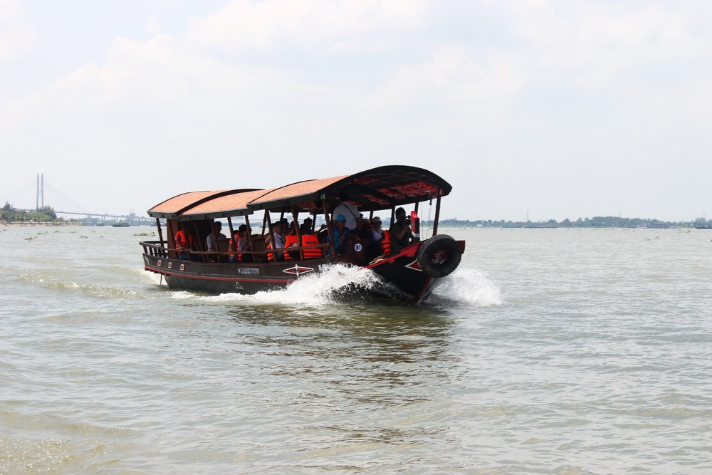Đi tàu trên sông nước mênh mông, vào vườn trái cây xanh mát… là những trải nghiệm ấn tượng khó quên dành cho du khách đến với Vĩnh Long.