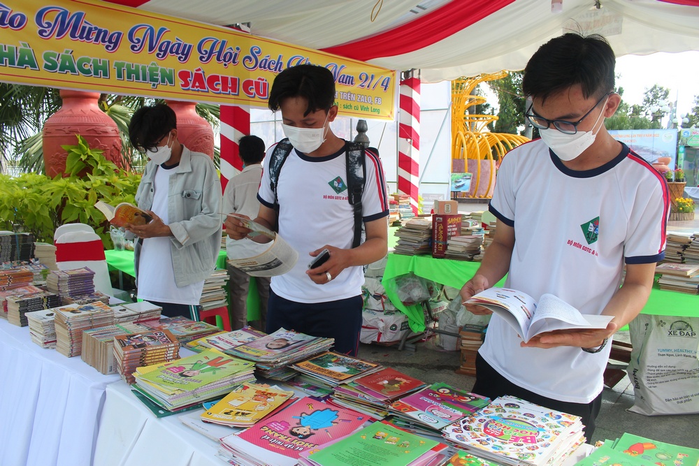 Nhiều bạn trẻ đến không gian trưng bày, giới thiệu sách nhân ngày Sách Việt Nam 21/4.