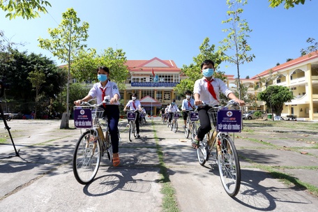 Tặng xe đạp cho học sinh ở huyện Mang Thít.