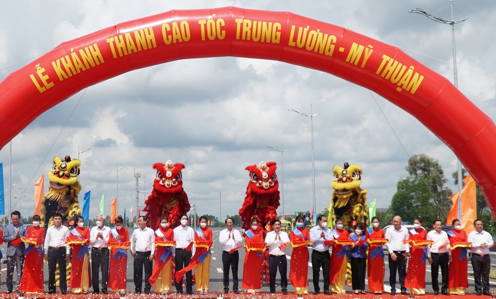 Phó Thủ tướng Chính phủ Lê Văn Thành cùng lãnh Bộ, ngành Trung ương, địa phương các tỉnh- thành ĐBSCL tham dự buổi lễ cắt băng khánh thành cao tốc Trung Lương- Mỹ Thuận.