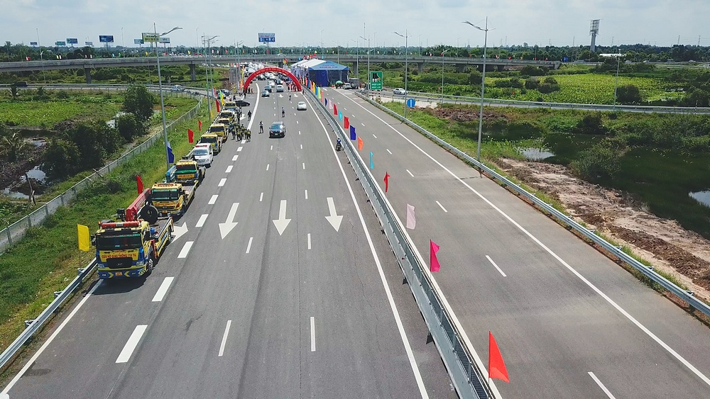 Lễ khánh thành diễn ra điểm đầu cao tốc Trung Lương- Mỹ Thuận tại nút giao Thân Cửu Nghĩa, tiếp nối cao tốc TP Hồ Chí Minh– Trung Lương. 